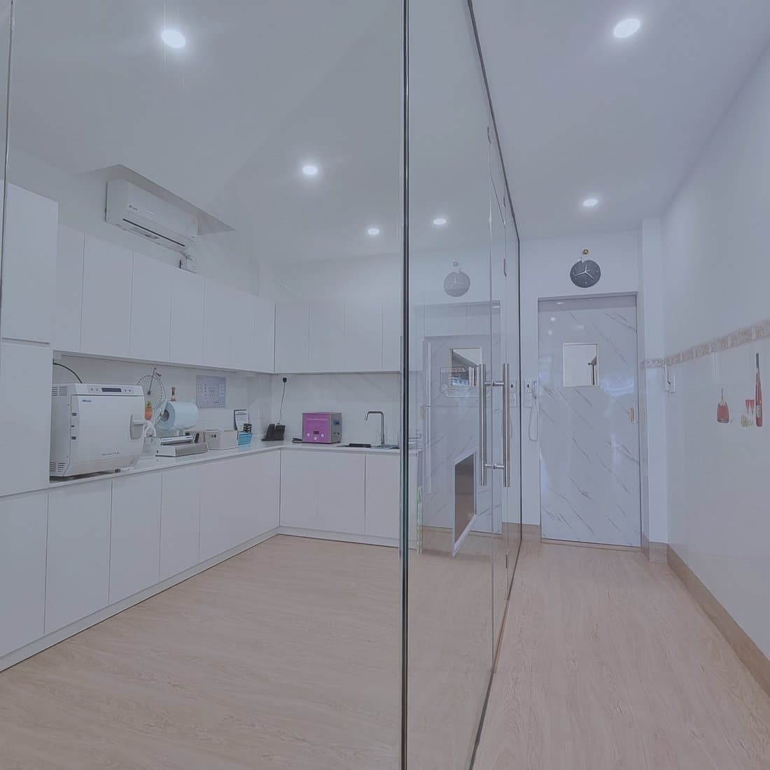 Hành lang phòng khám Lux Dental